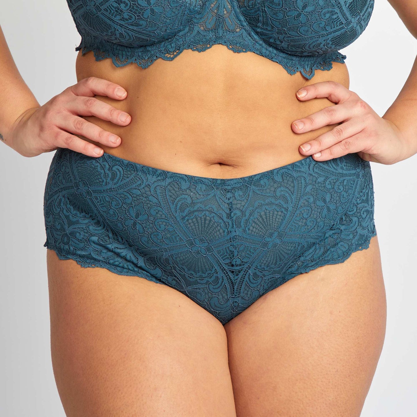 მიკროფიბრის და მაქმანის ტრუსები ლურჯი