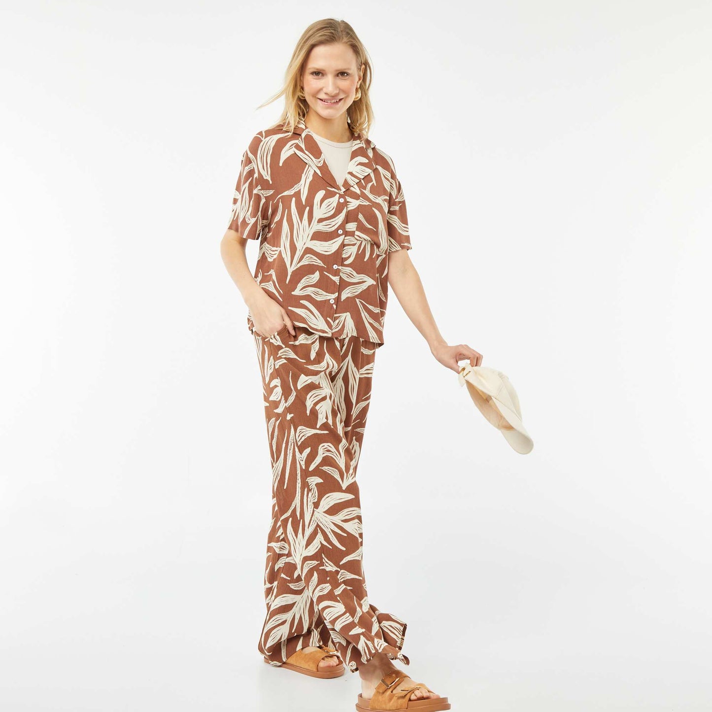 Short-sleeved crepe knit patterned blouse BROWN