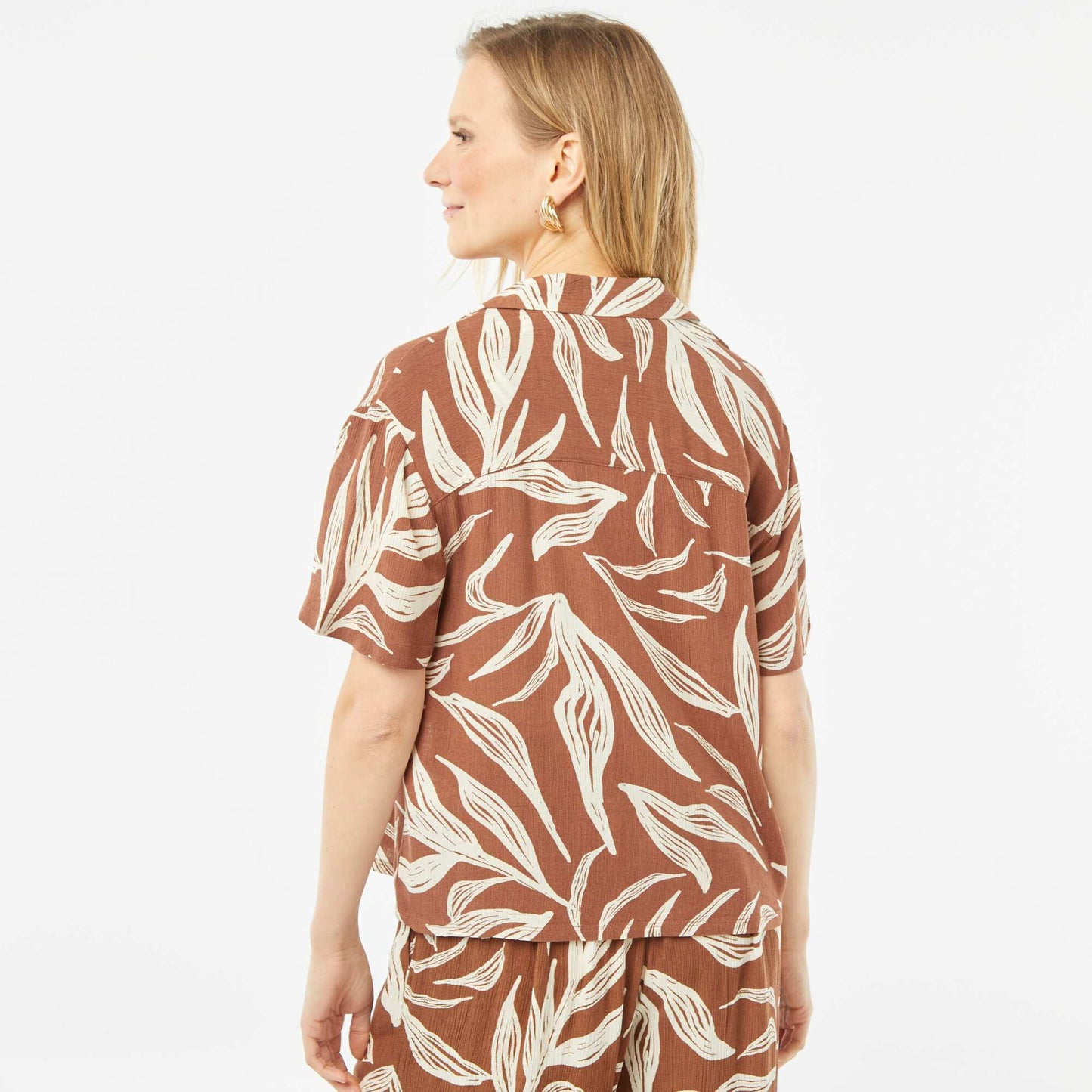 Short-sleeved crepe knit patterned blouse BROWN