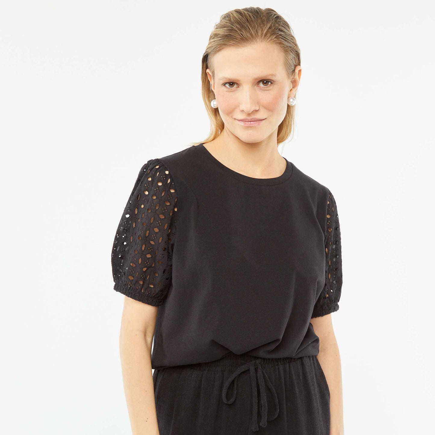 Plain short-sleeved T-shirt with broderie anglaise BLACK