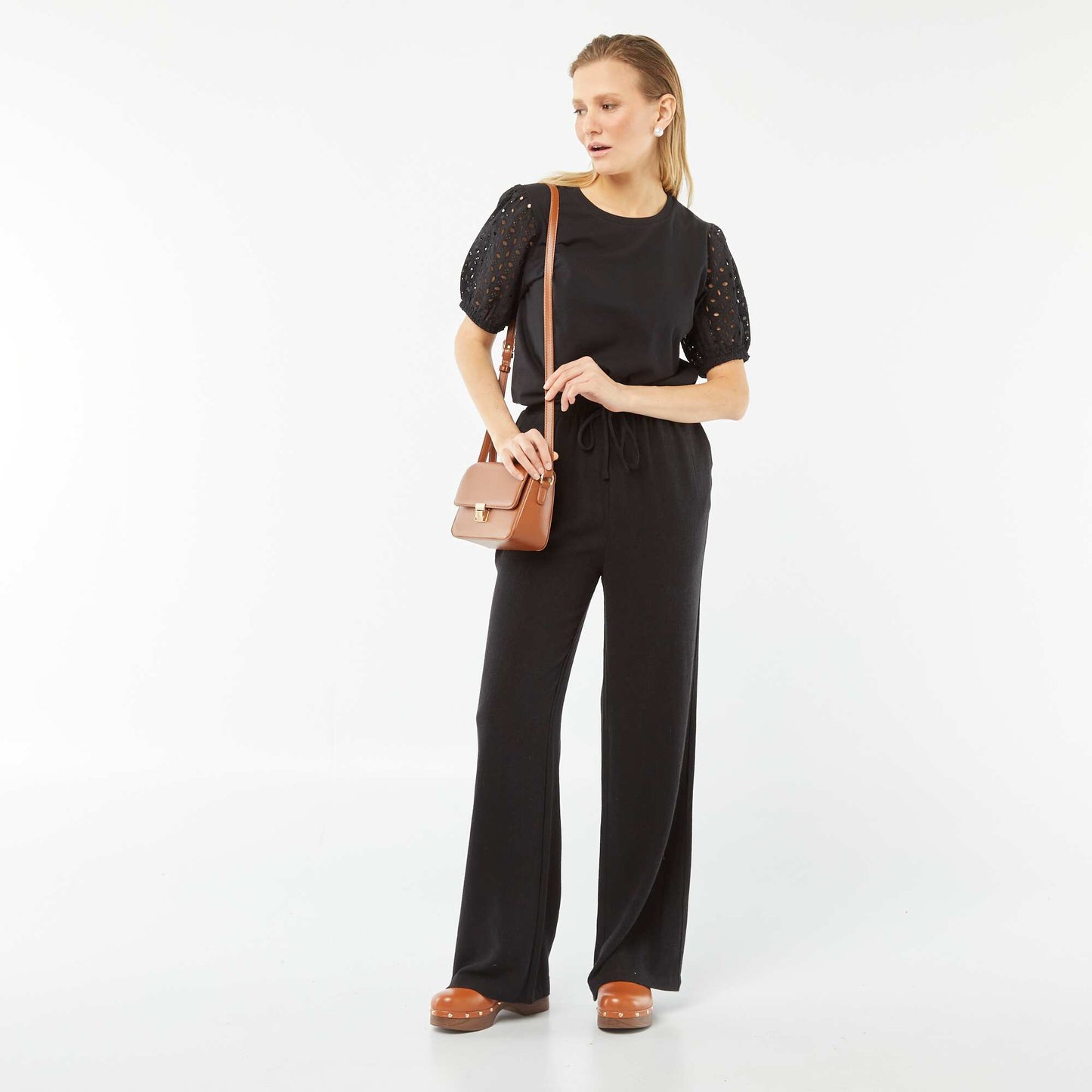 Plain short-sleeved T-shirt with broderie anglaise BLACK