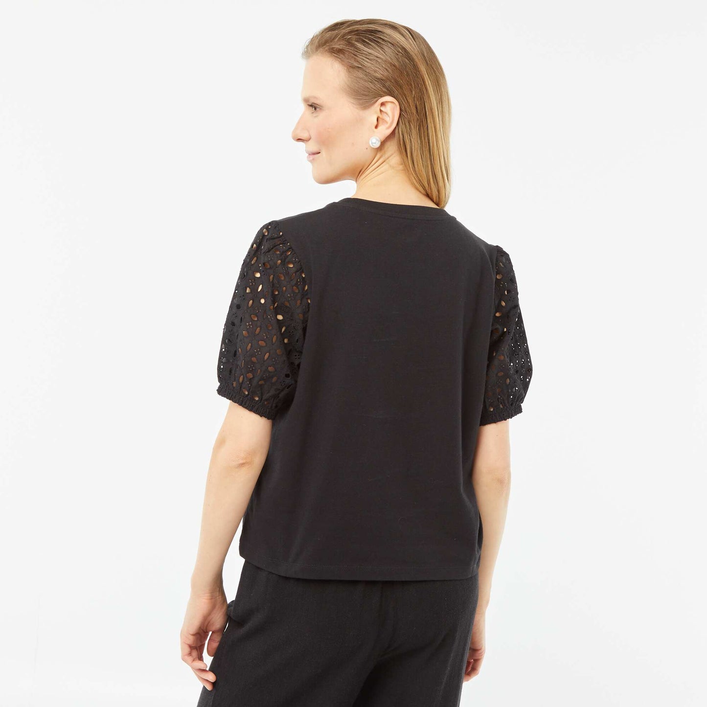 Plain short-sleeved T-shirt with broderie anglaise BLACK