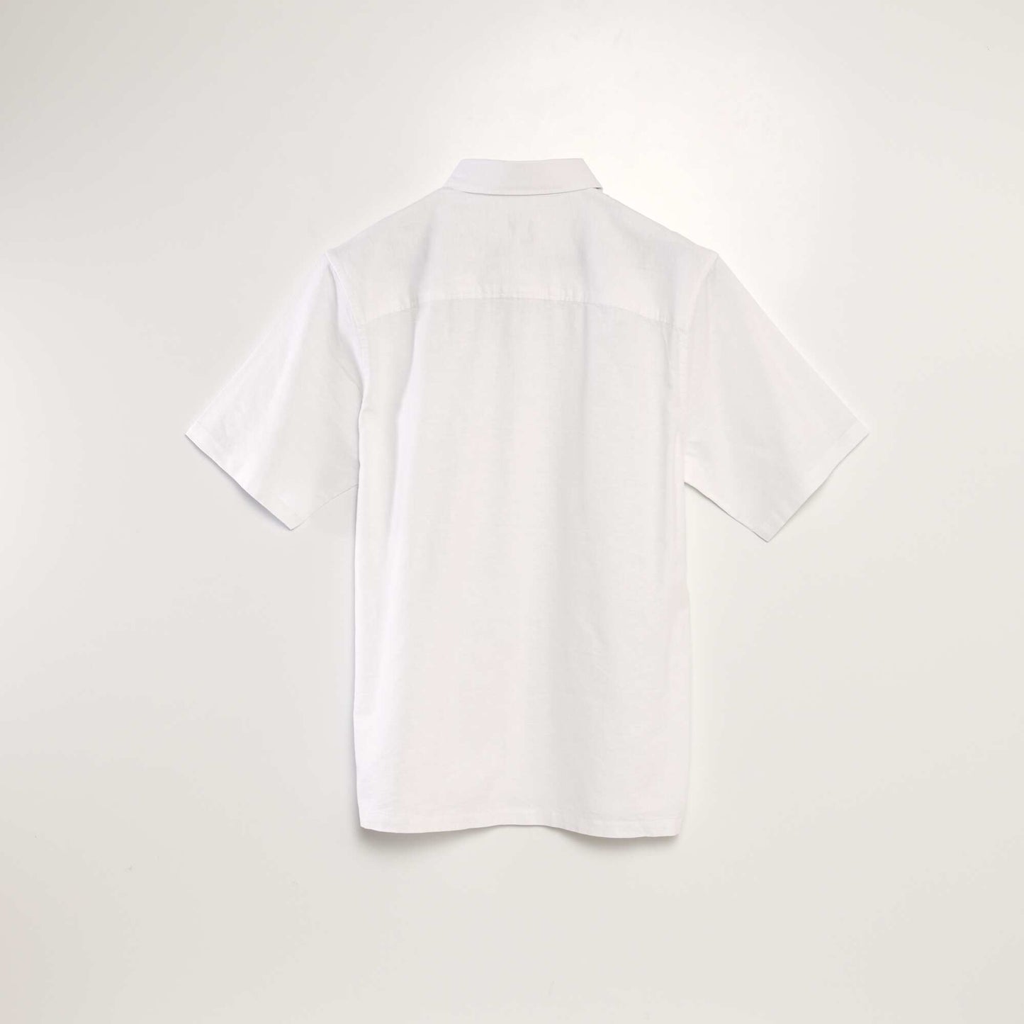 Short-sleeved shirt with linen white