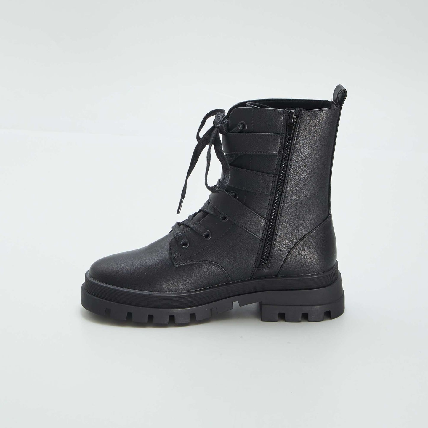 Grungy ankle boots with laces and buckles black