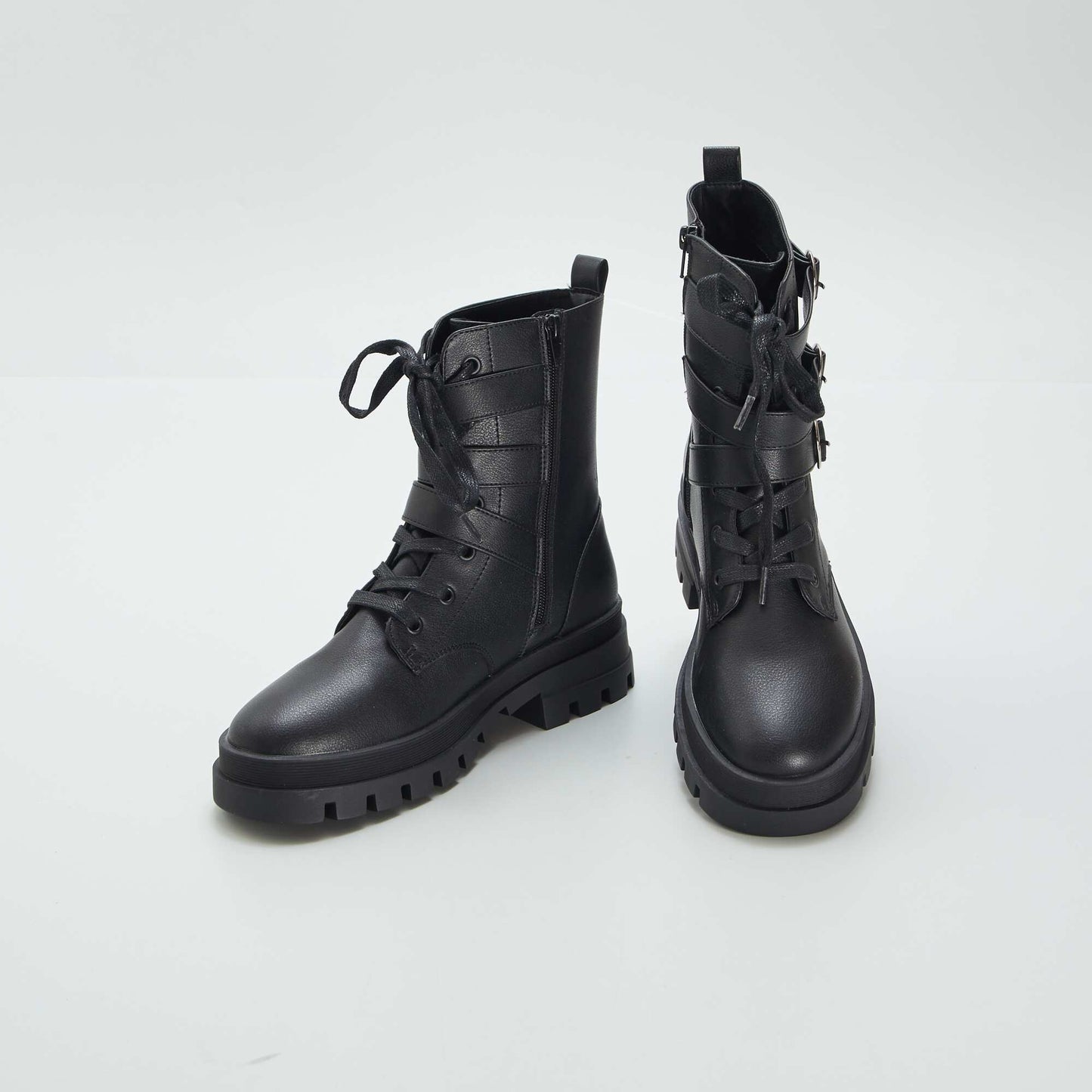 Grungy ankle boots with laces and buckles black