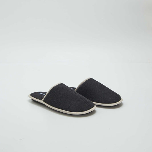 Mule slippers black