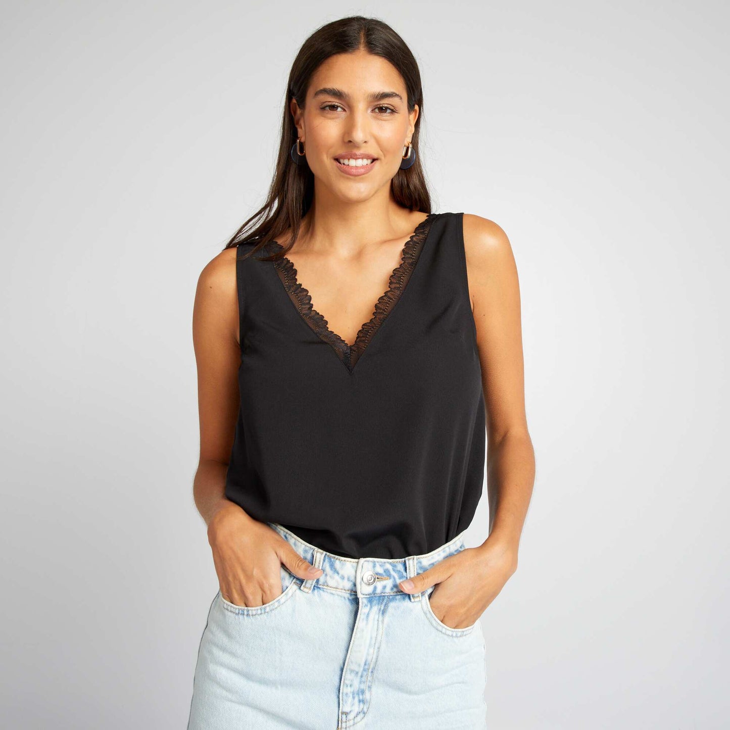 Sleeveless blouse with lace collar black