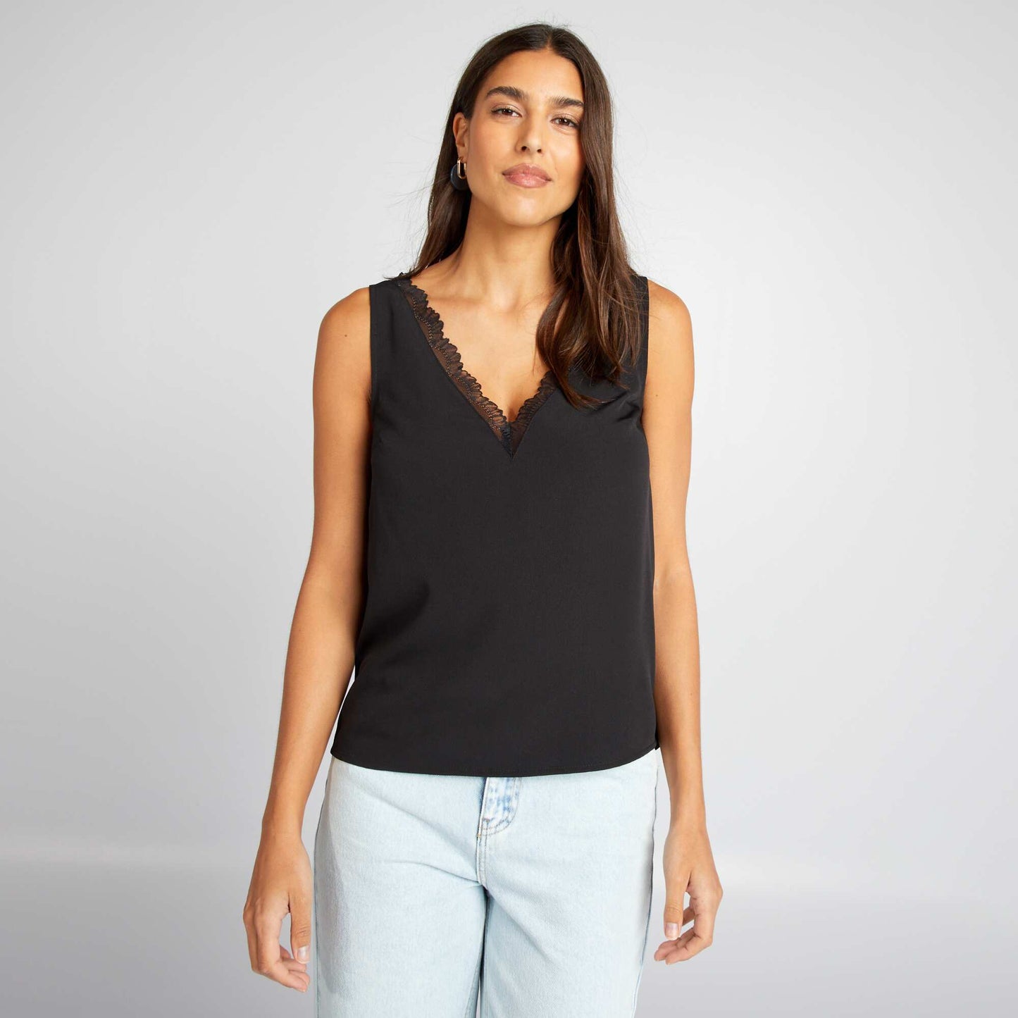 Sleeveless blouse with lace collar black