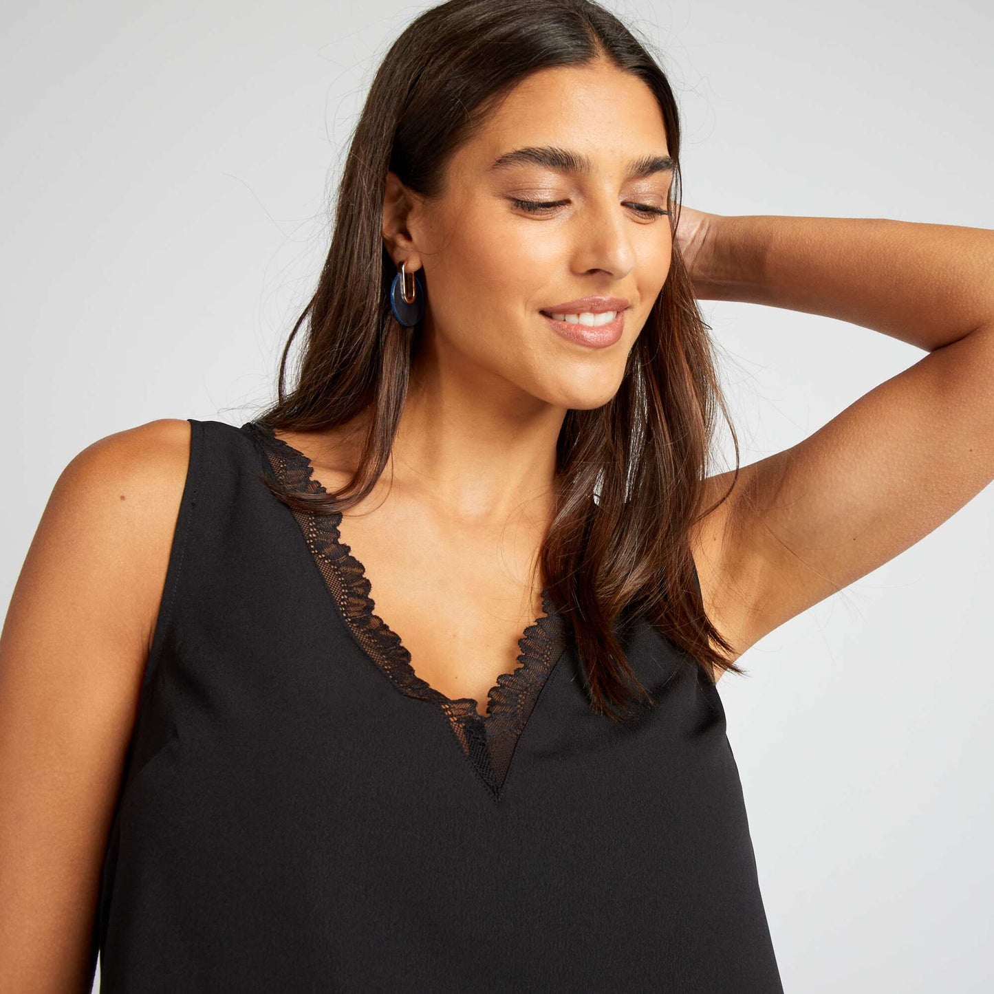 Sleeveless blouse with lace collar black