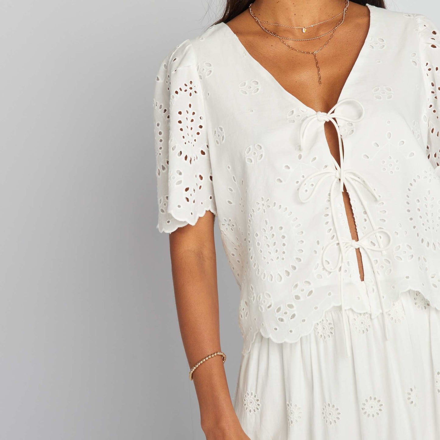 Embroidered blouse with bows at the front WHITE