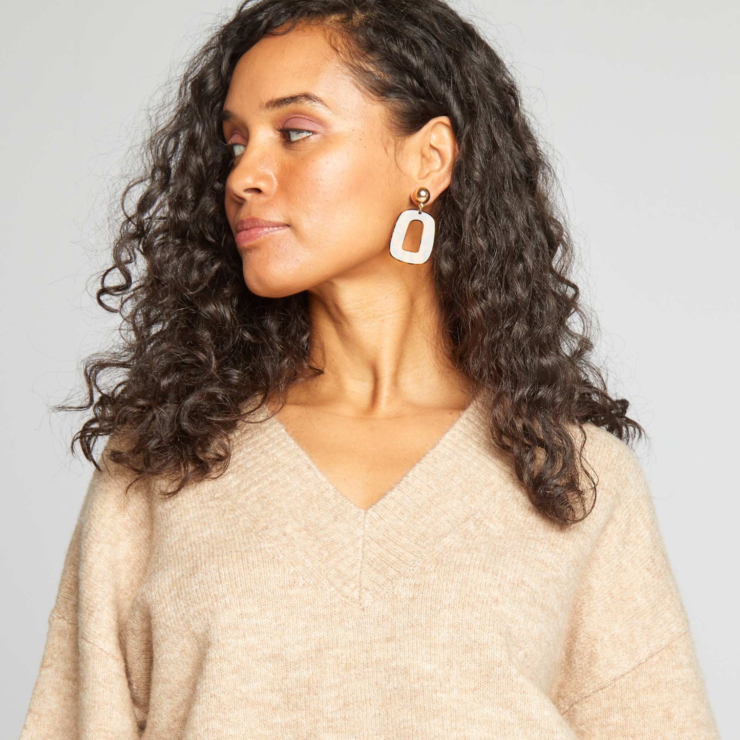 Knitted V-neck jumper BEIGE