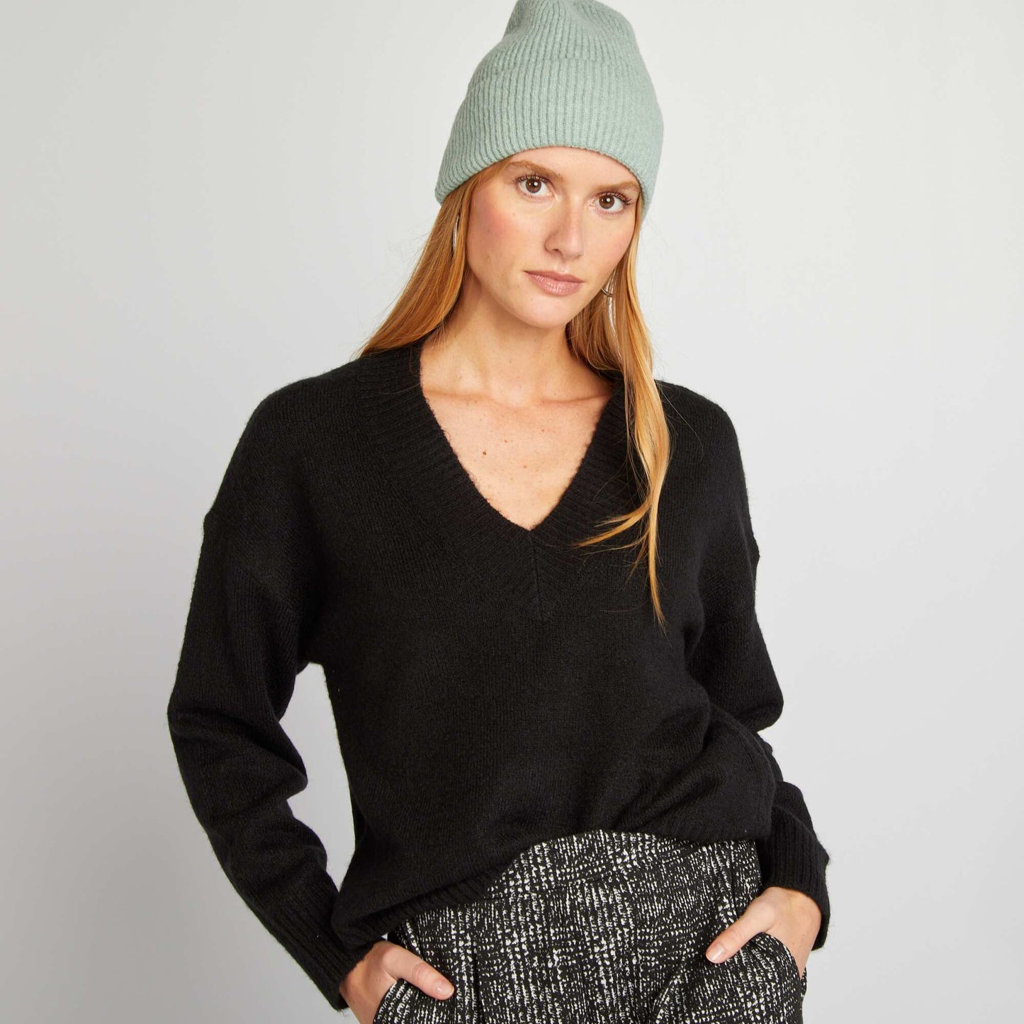 Knitted V-neck jumper black