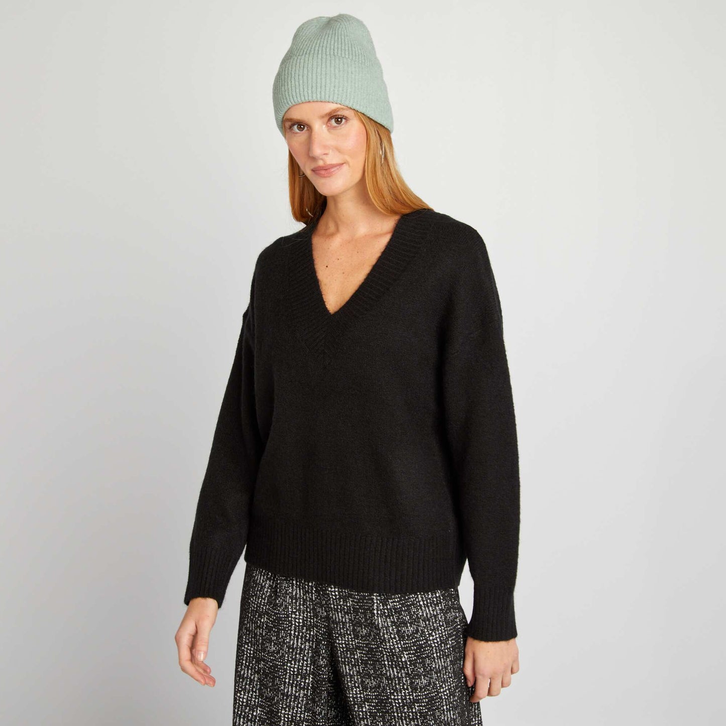 Knitted V-neck jumper black