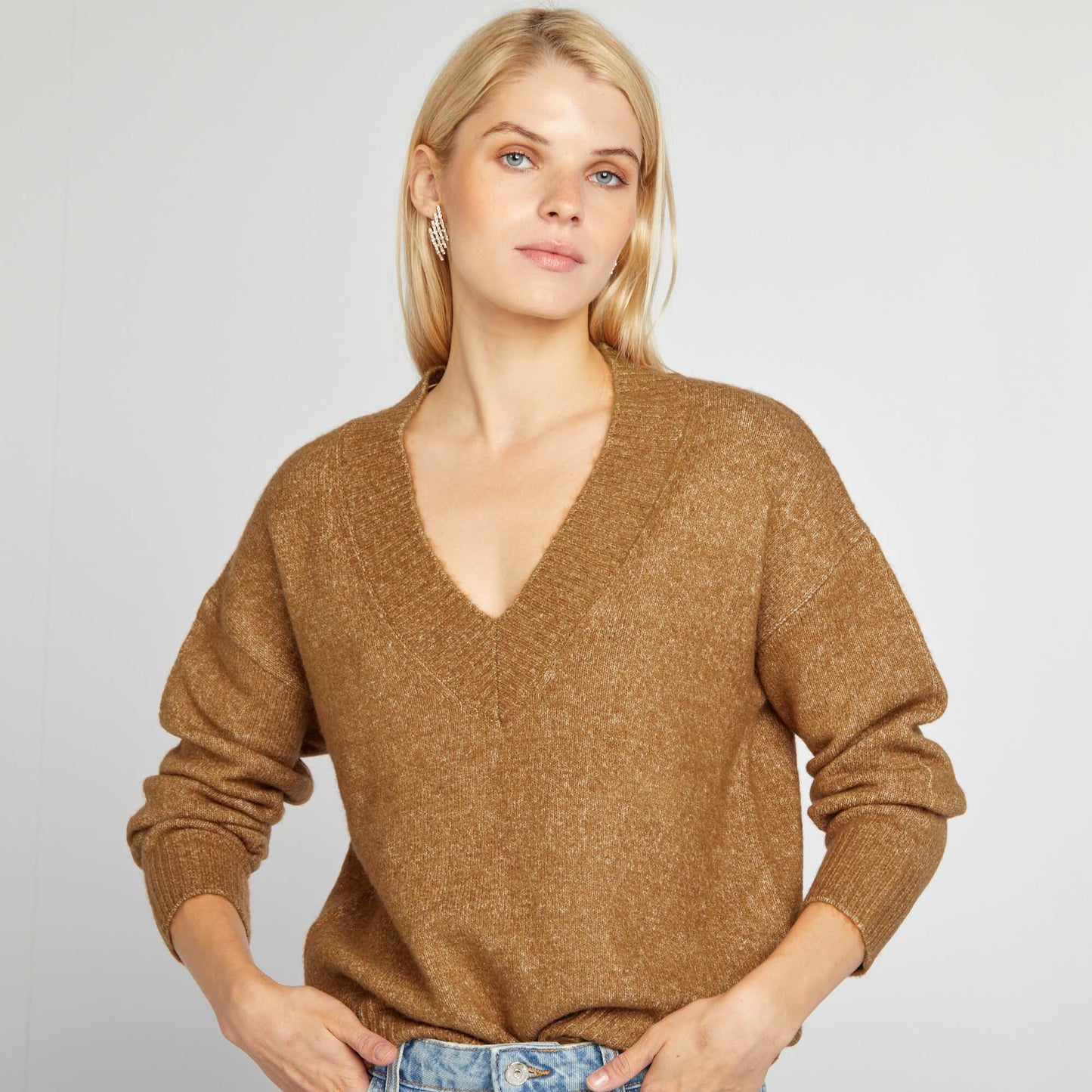 Knitted V-neck jumper BROWN