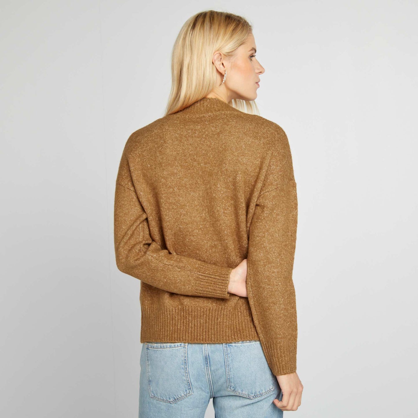 Knitted V-neck jumper BROWN