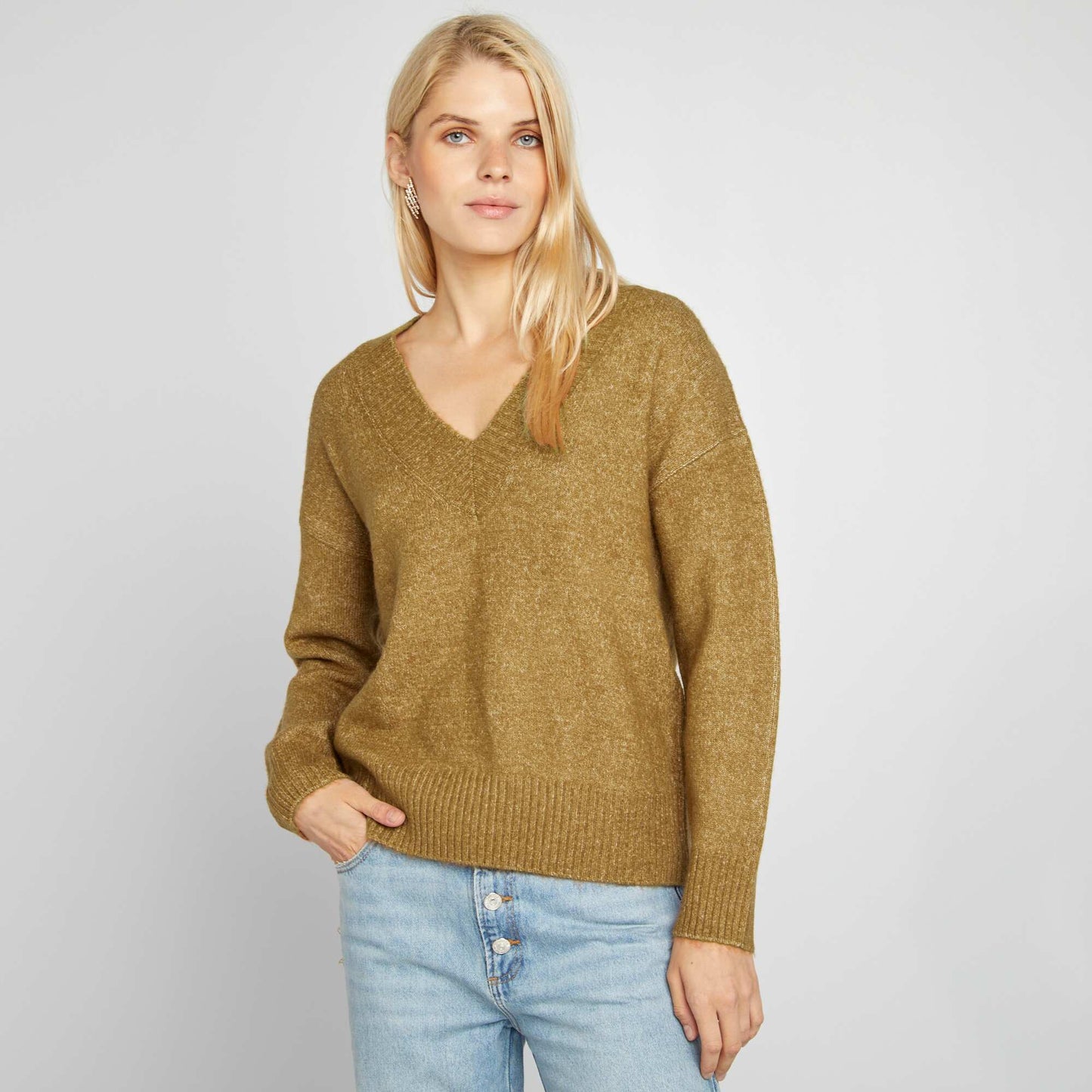 Knitted V-neck jumper BROWN