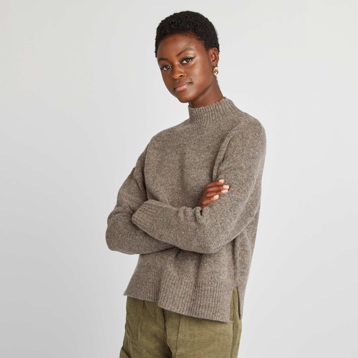 Soft-knit high-neck sweater BROWN