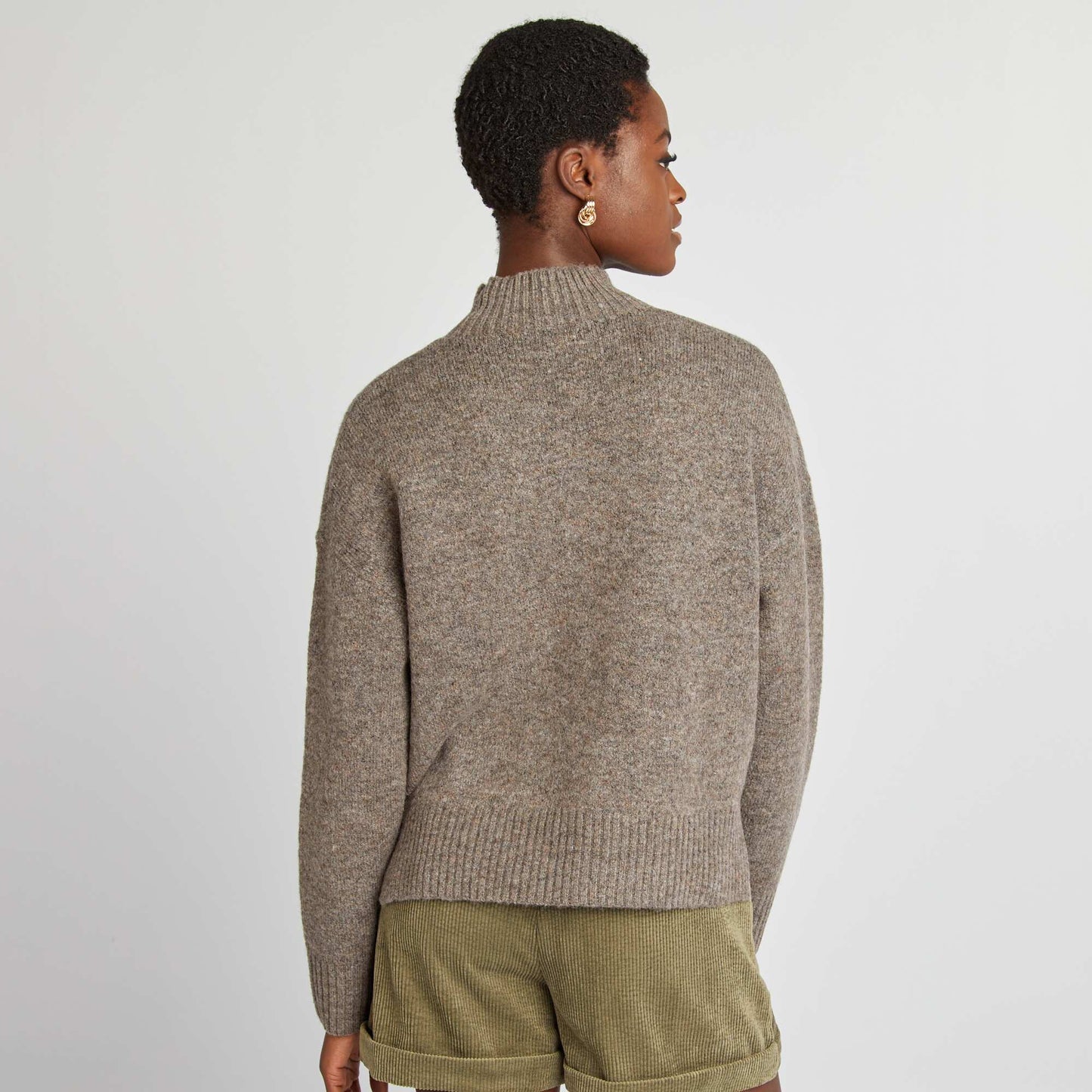 Soft-knit high-neck sweater BROWN