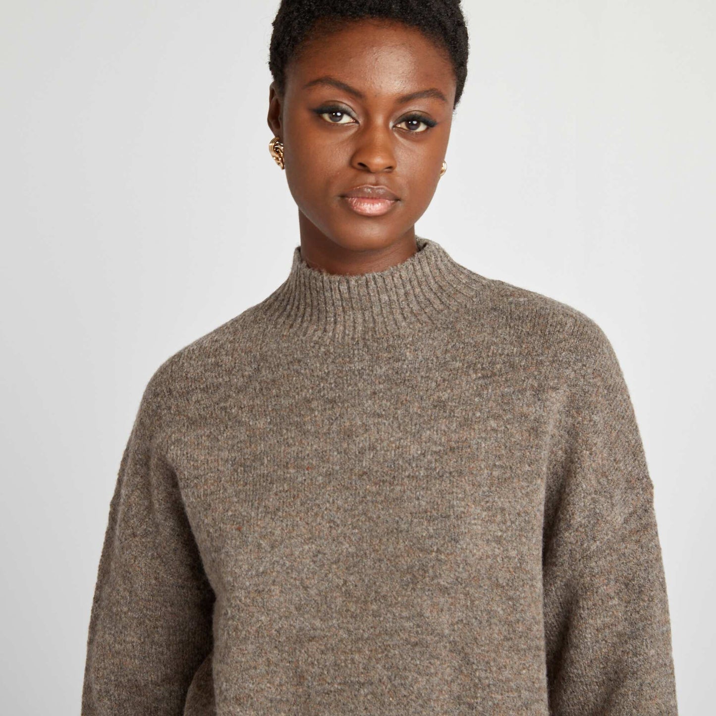 Soft-knit high-neck sweater BROWN