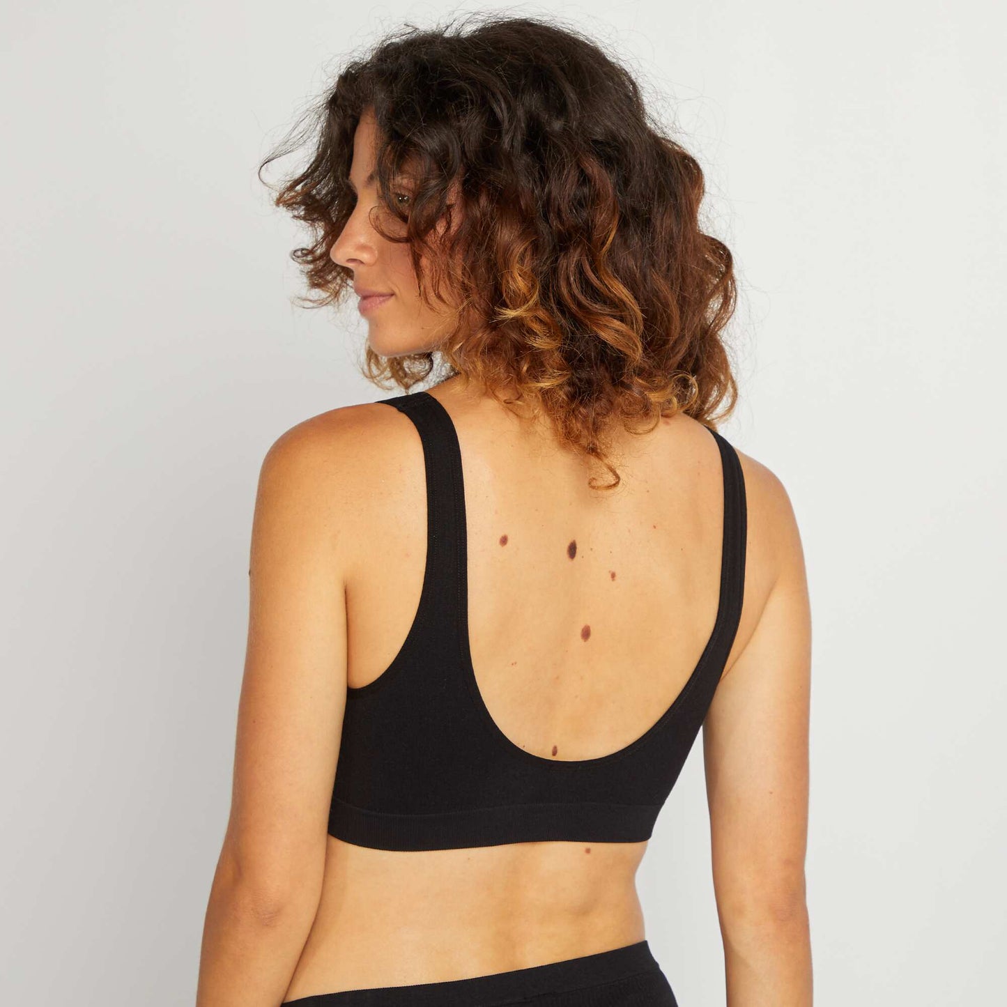 Ribbed sports bra with plunging neckline black