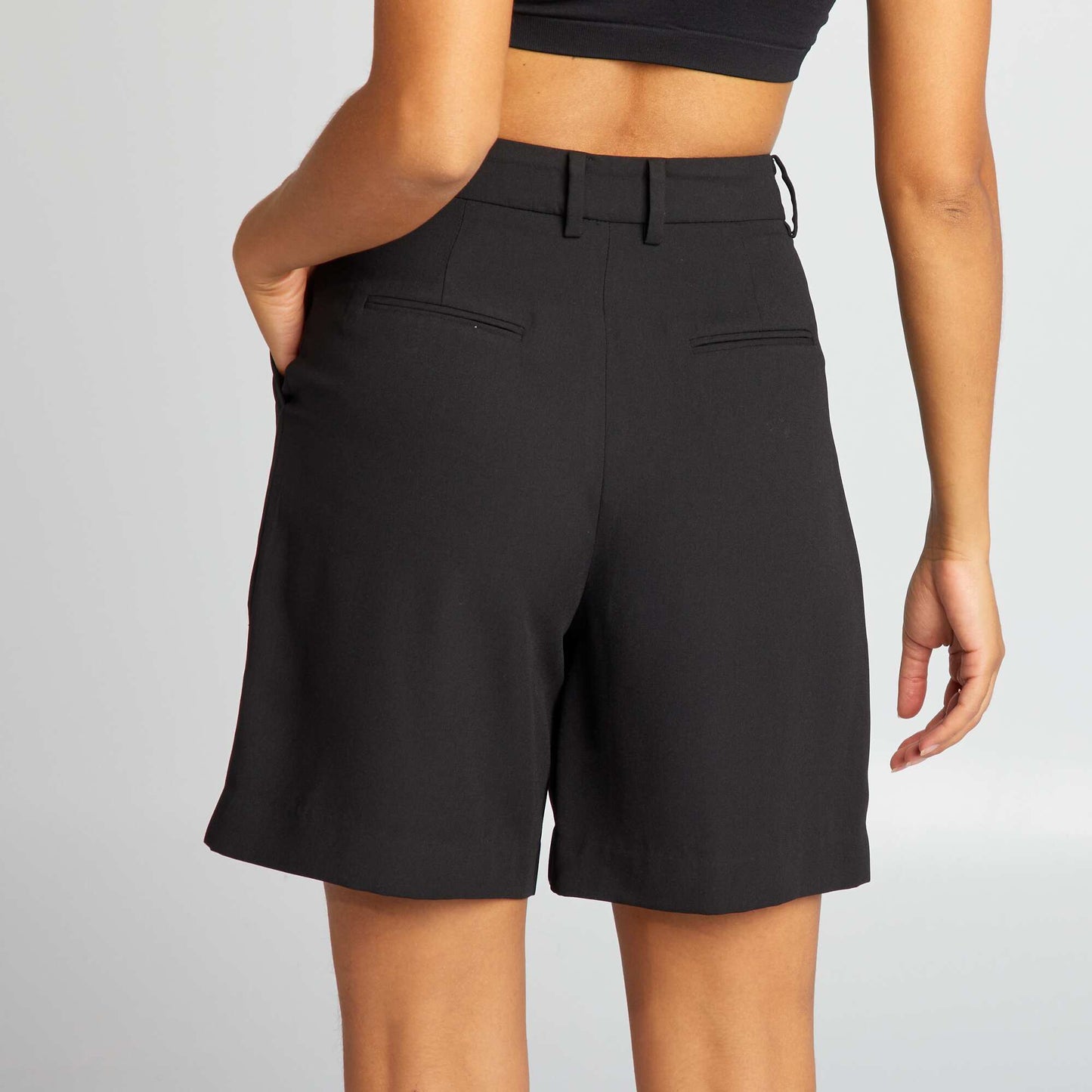 High-waisted pleated Bermuda shorts black