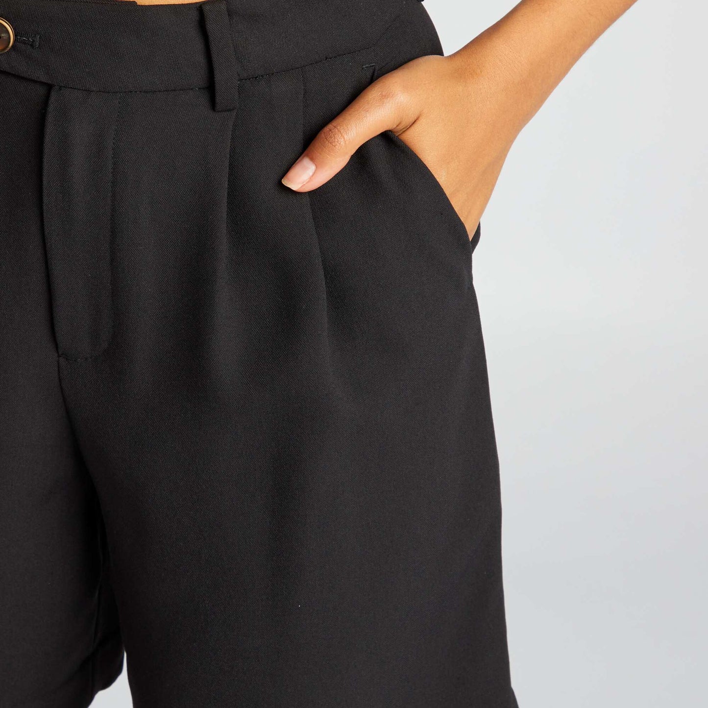 High-waisted pleated Bermuda shorts black