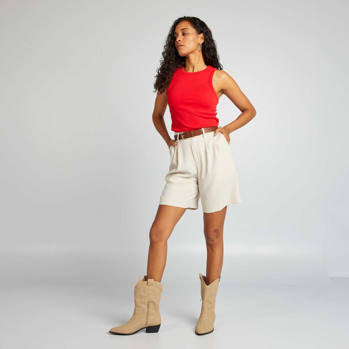 High-waisted pleated Bermuda shorts BEIGE