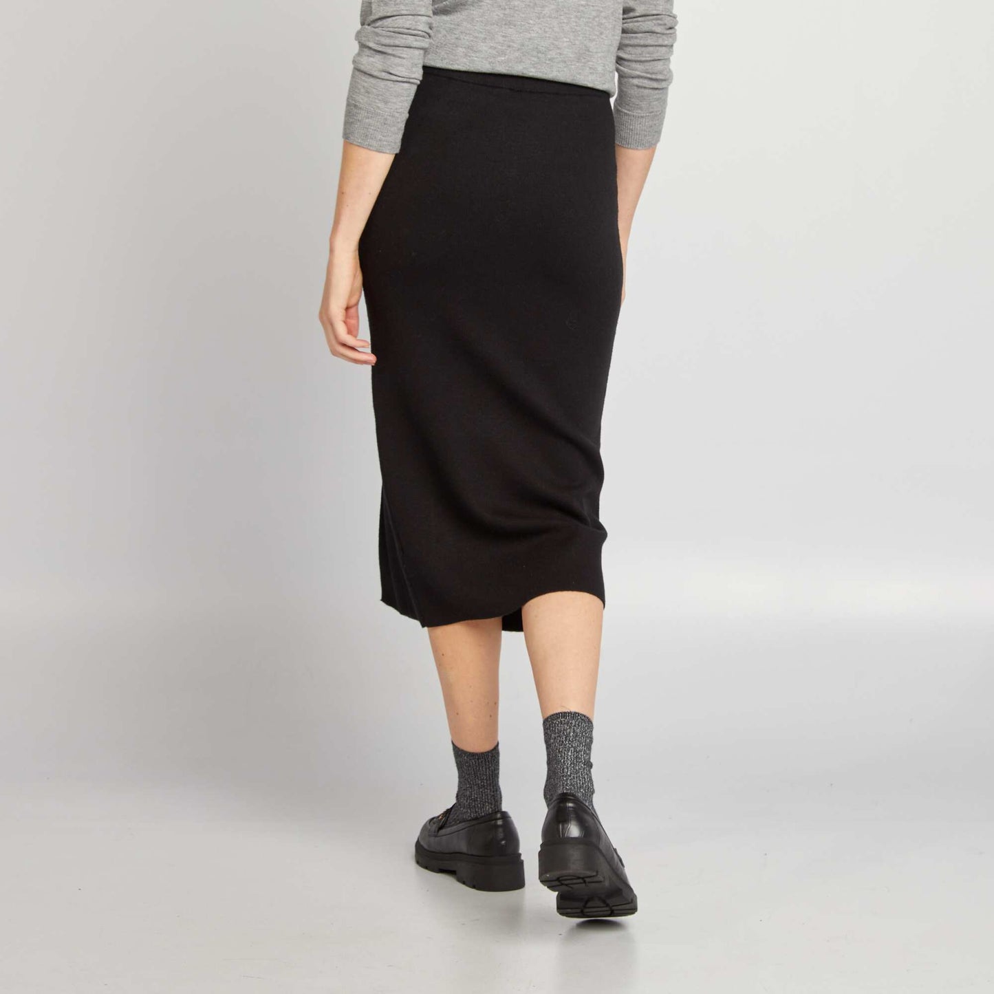 Form-fitting sweater skirt black