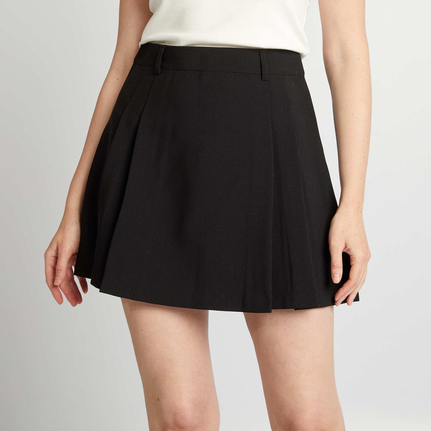 Short pleated skirt black