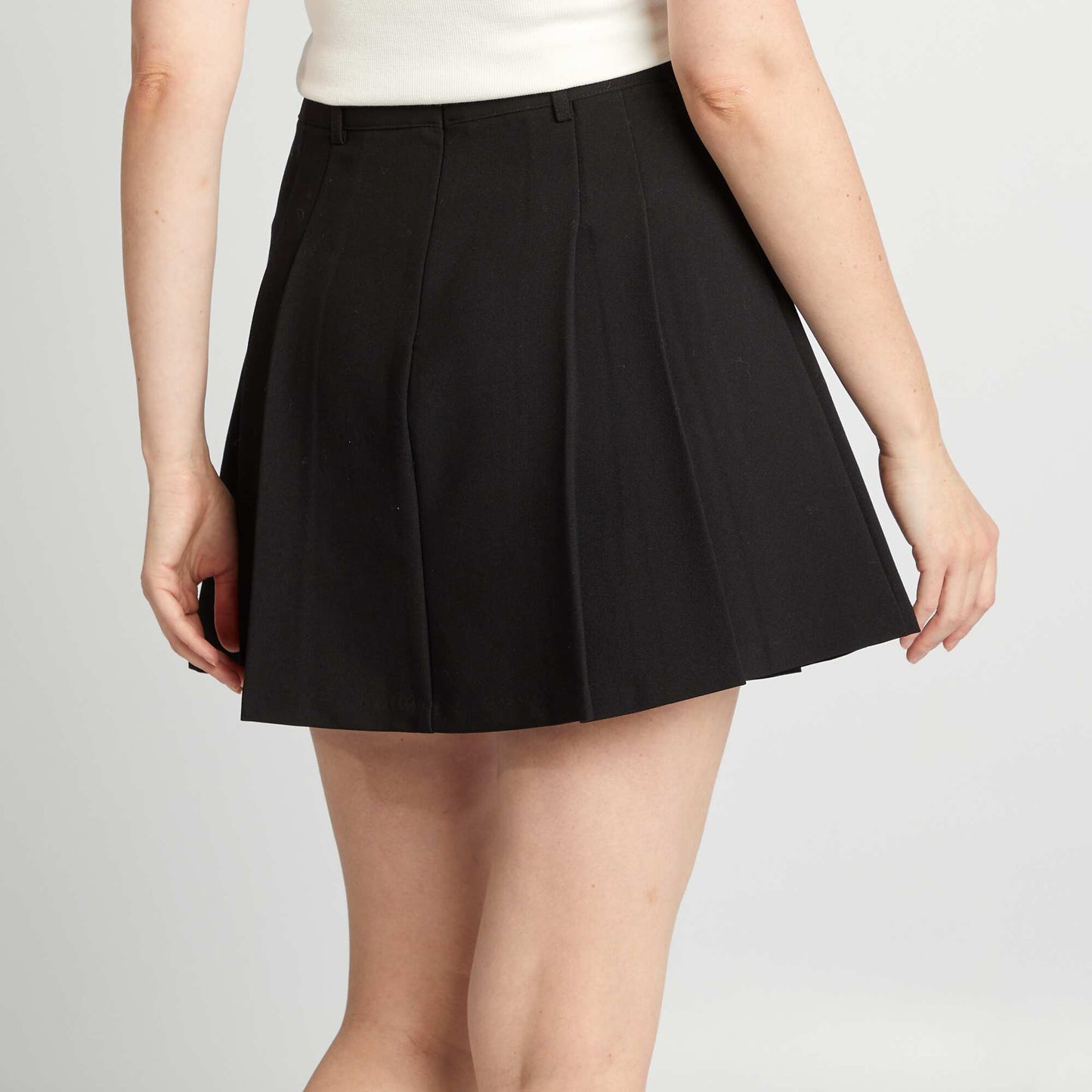 Short pleated skirt black