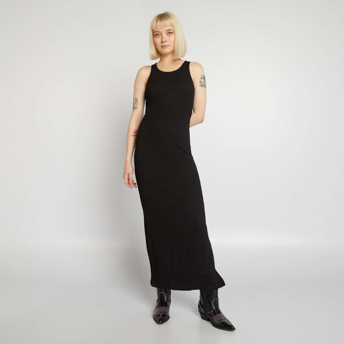 Long pleated knit fabric dress with round neckline black