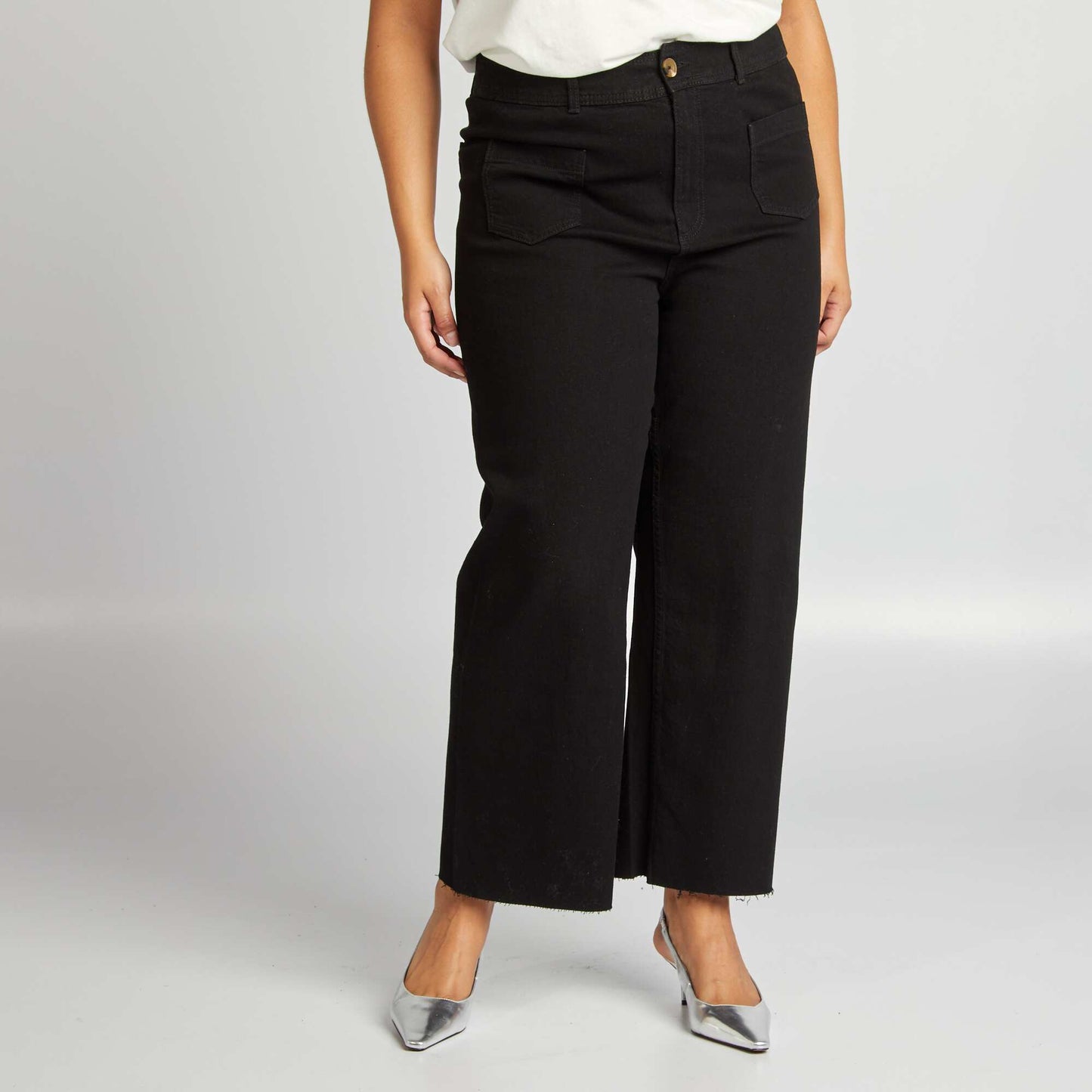 Wide-leg jeans with patch pockets on the front black