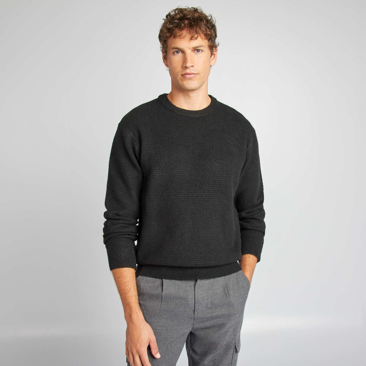 Round-neck knit sweater black