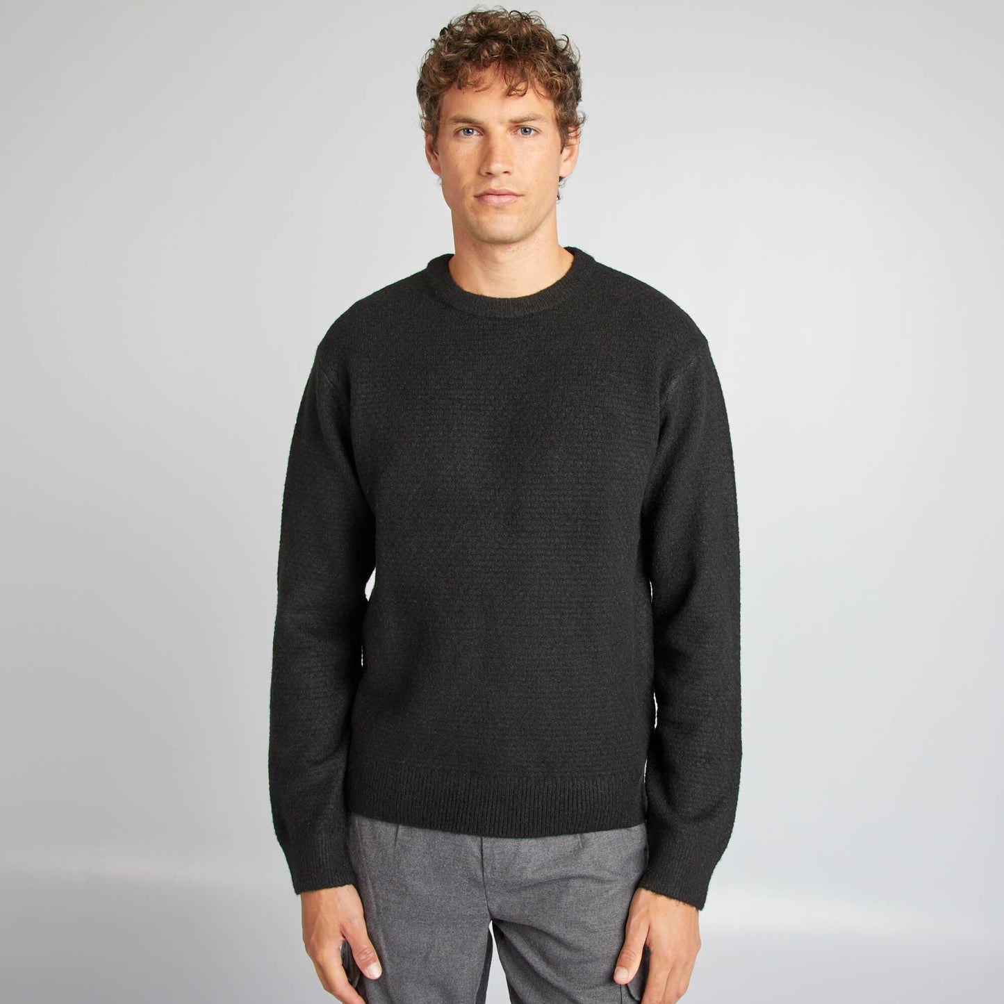 Round-neck knit sweater black