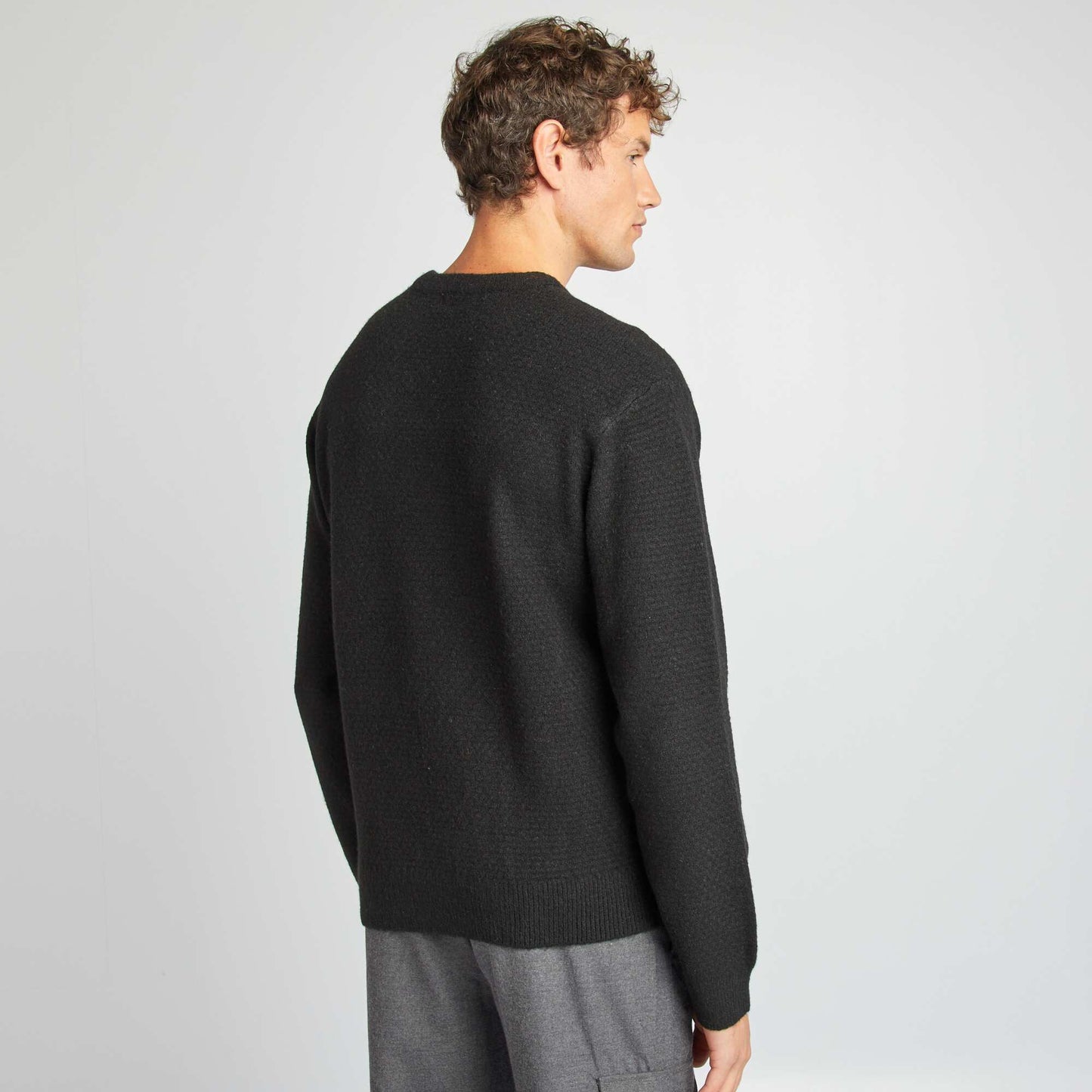 Round-neck knit sweater black