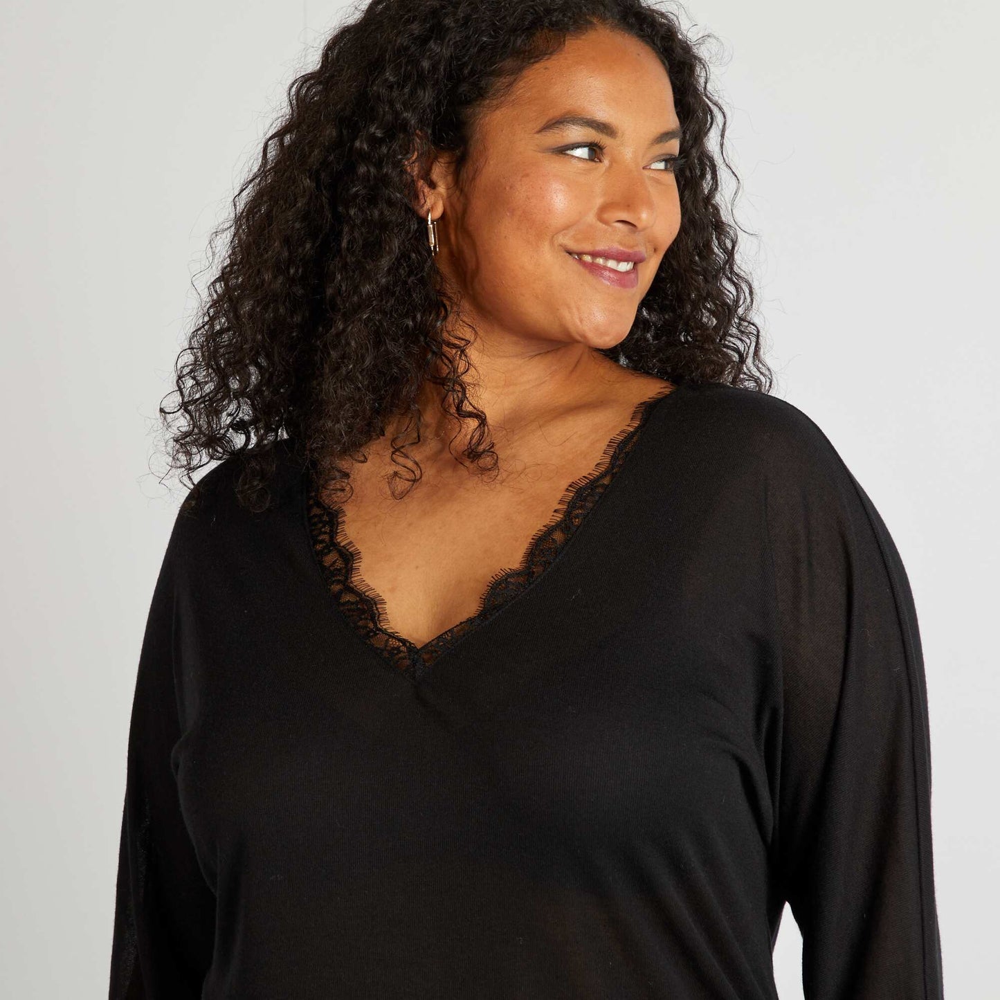 Long-sleeved T-shirt with lace neckline black