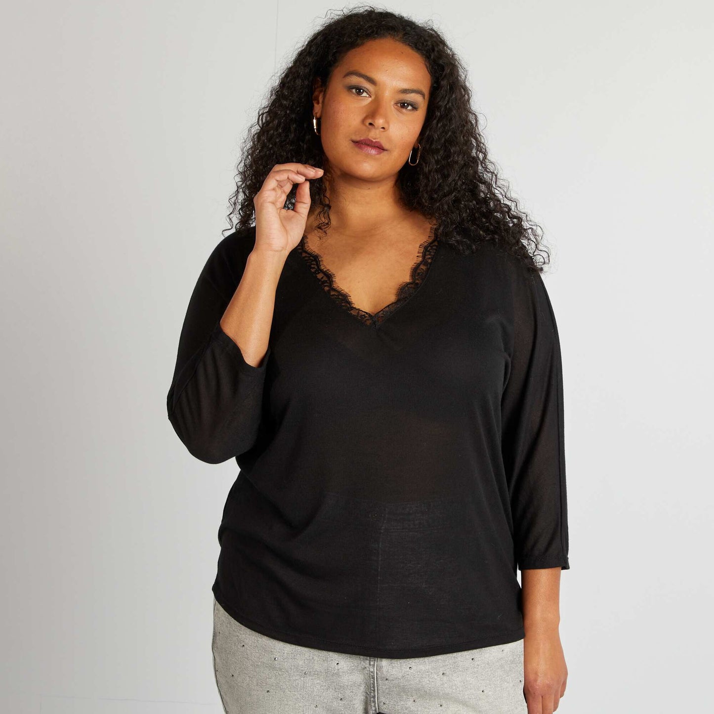 Long-sleeved T-shirt with lace neckline black