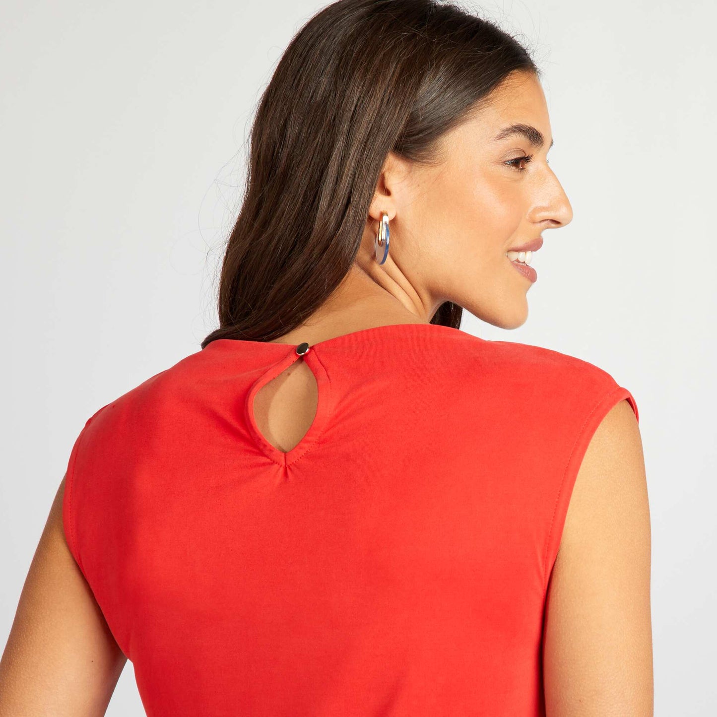 Sleeveless top with pleated shoulders red