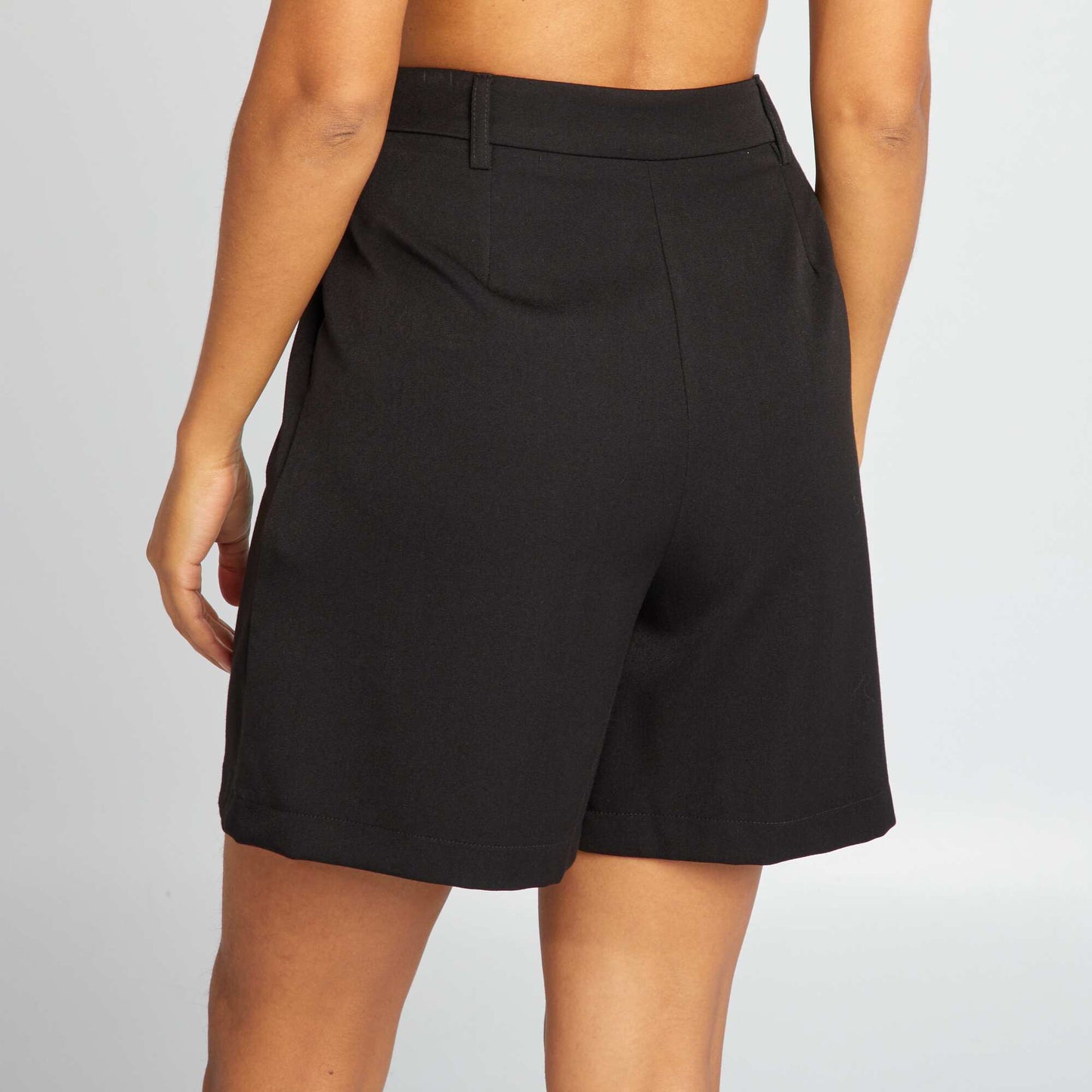 High-waisted pleated shorts black