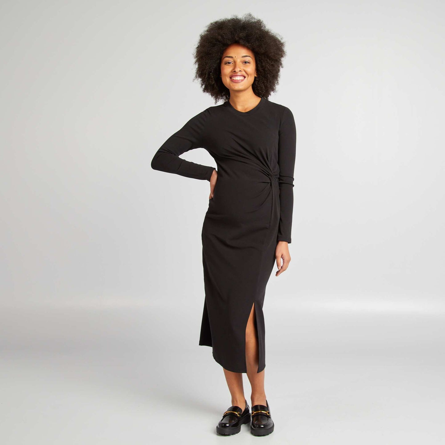 Figure-hugging maternity dress black