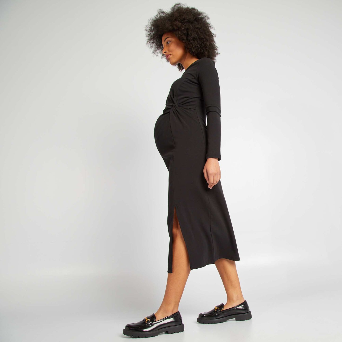 Figure-hugging maternity dress black