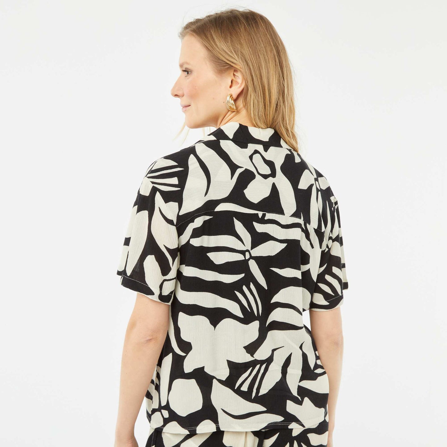 Short-sleeved crepe knit patterned blouse BLACK