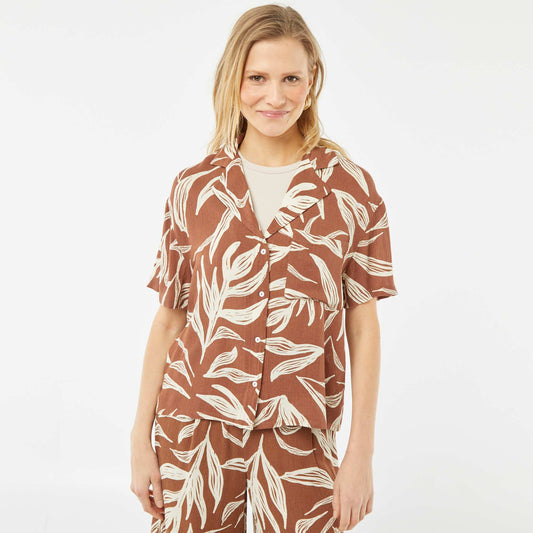 Short-sleeved crepe knit patterned blouse BROWN