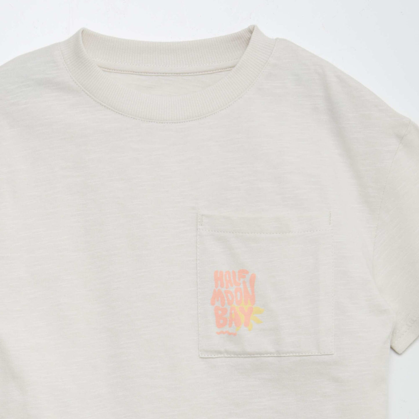 Short-sleeved T-shirt with prints and breast pocket BEIGE