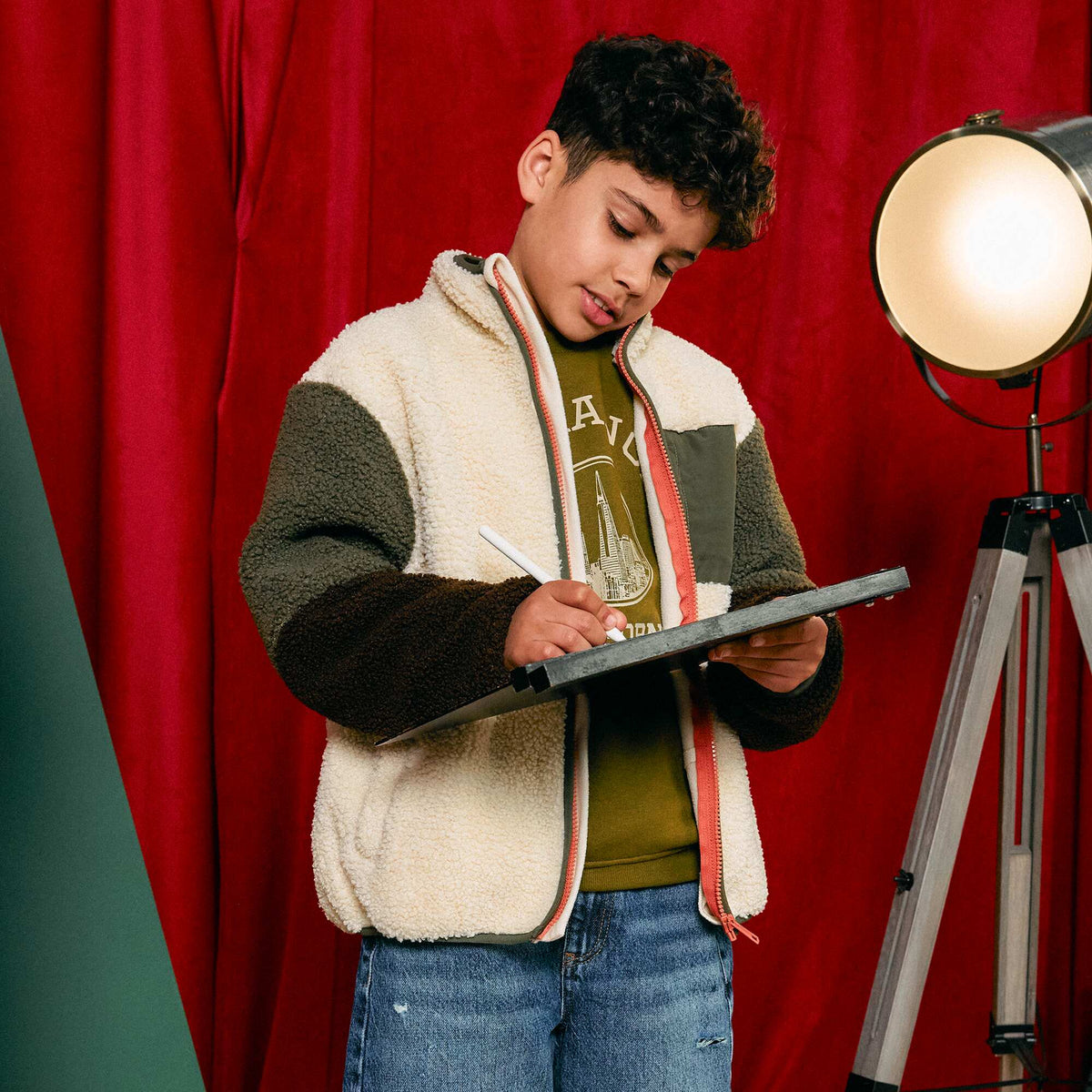 განიერი პრინტიანი სვიტერი ხაკისფერი