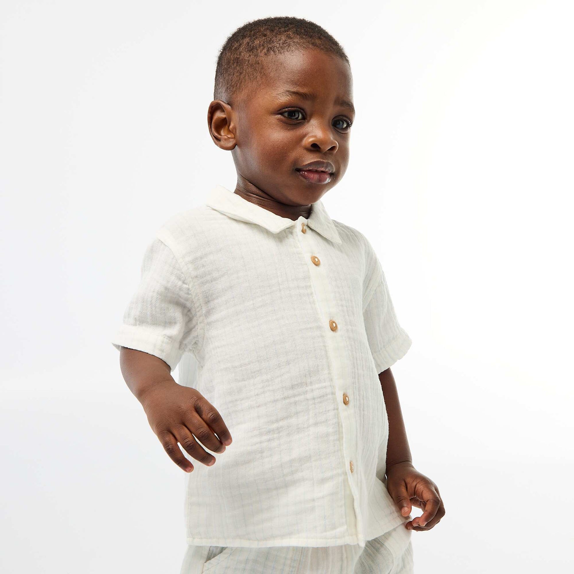 ორნაწილიანი პერანგი და შორტი ნაკრები თეთრი