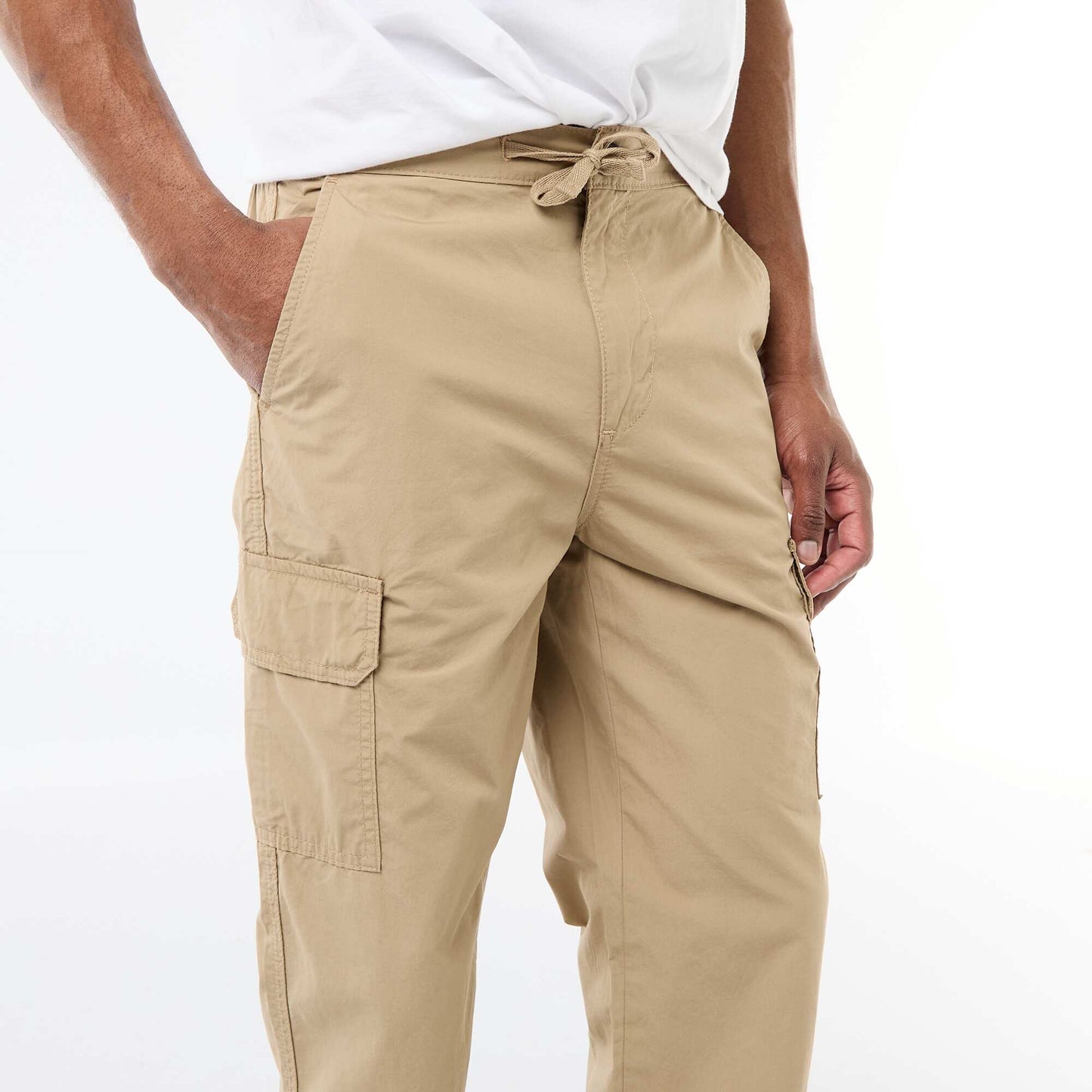 ჩვეულებრივი ზომის მრავალჯიბიანი შარვალი კრემისფერი