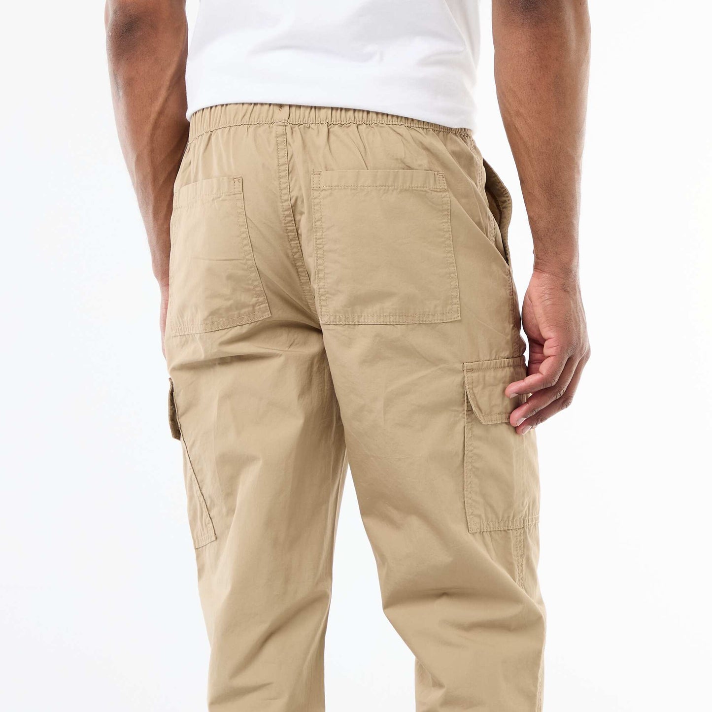 ჩვეულებრივი ზომის მრავალჯიბიანი შარვალი კრემისფერი