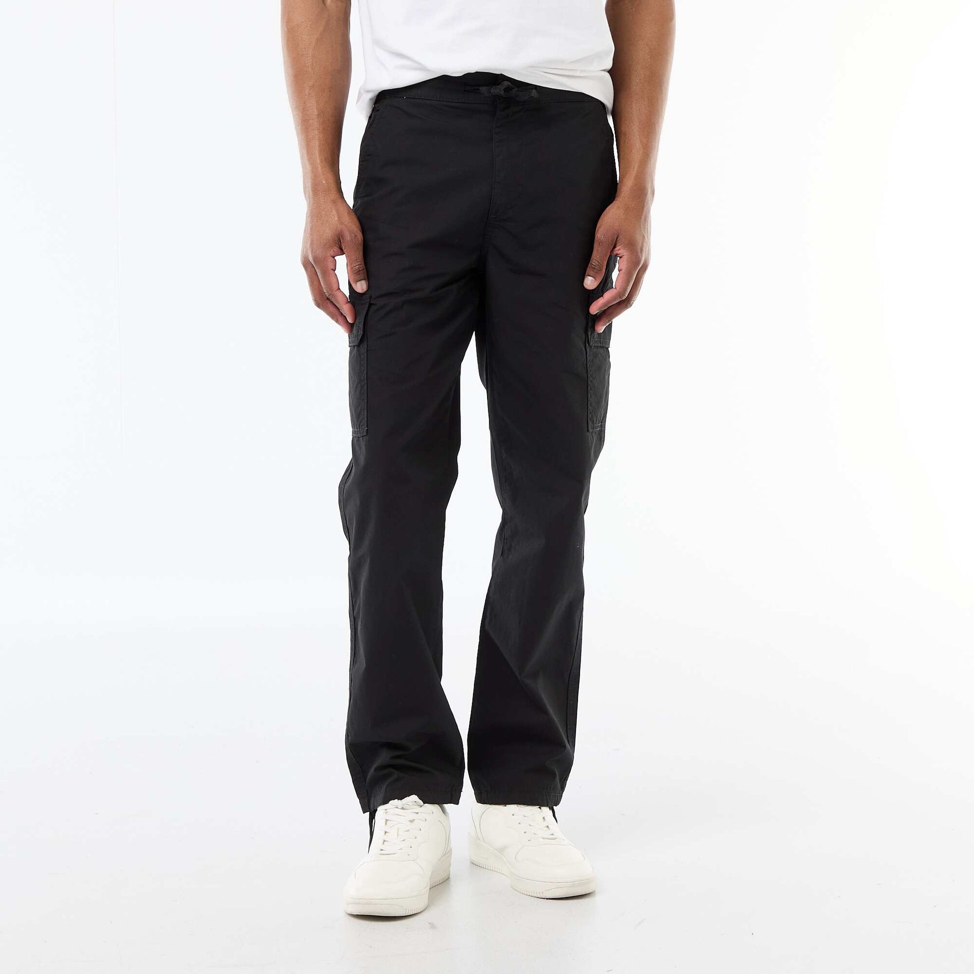 ჩვეულებრივი ზომის მრავალჯიბიანი შარვალი შავი