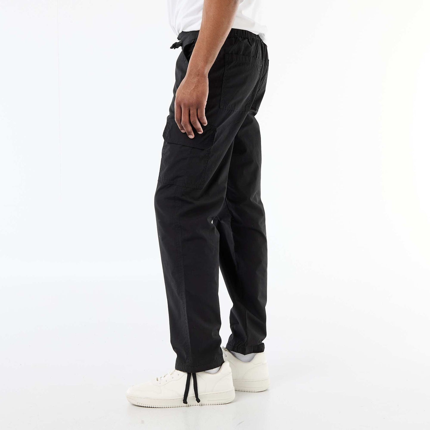 ჩვეულებრივი ზომის მრავალჯიბიანი შარვალი შავი